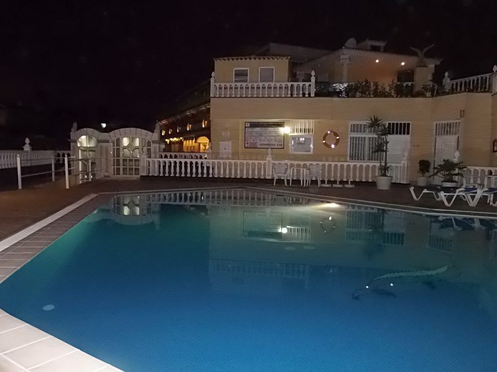 piscina complejo Ikarus de noche