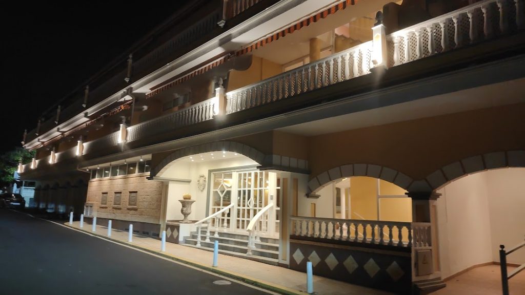 Fachada Ikarus noche